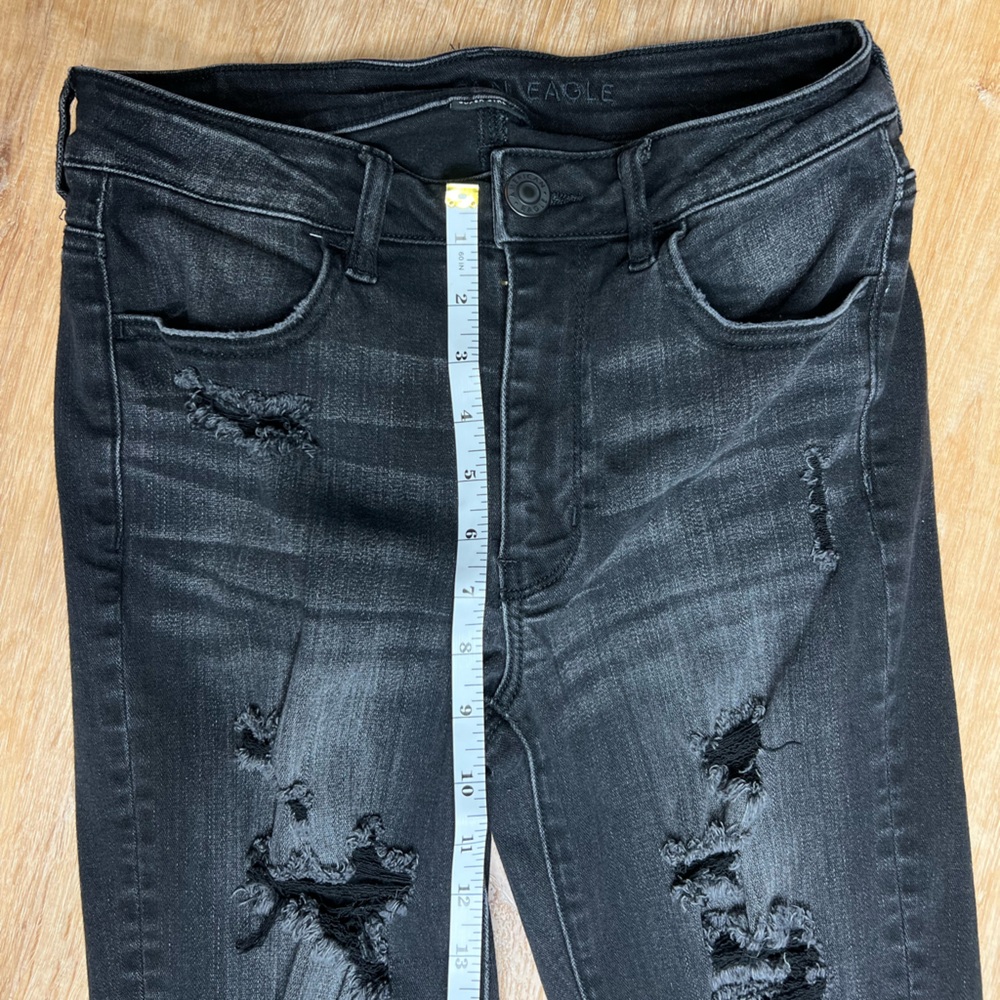 AMERICAN EAGLE high rise stretch jean. Black distressed Jean/jegging. Size 6. - Picture 3 of 7